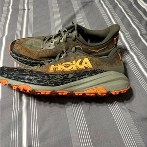Hoka Speedgoat 6
Like new, only worn once on a trail